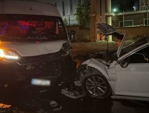 Gebze’de servis minibüsü ile otomobil çarpıştı: 10 yaralı